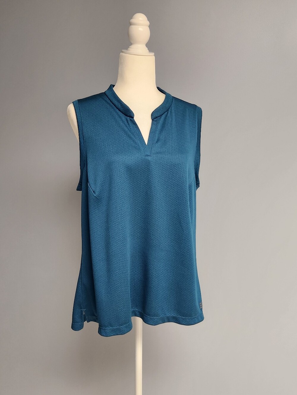 Sleeveless V-Notch Golf Shirt in Deep Teal